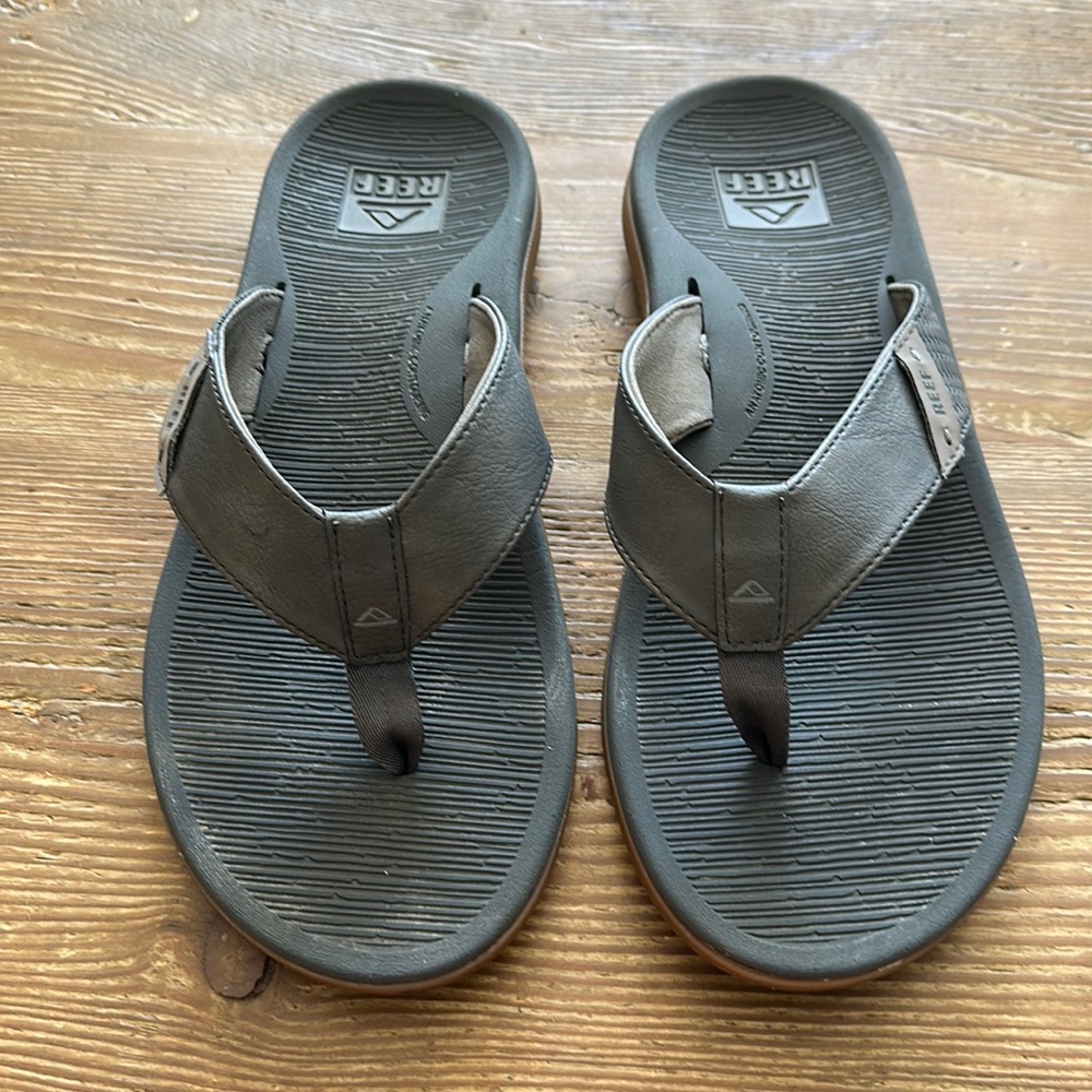 REEF Men’s gray Sandals / flip flops size 12